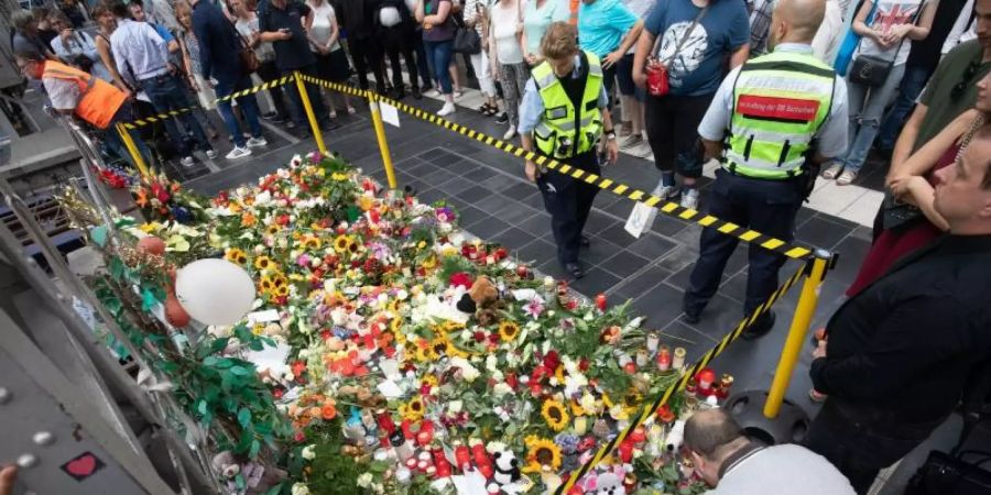 Immer grösser wird das Meer aus Blumen, Kuscheltieren und Beileidsbekundungen am Gleis 7 im Frankfurter Hauptbahnhof. Foto: Frank Rumpenhorst