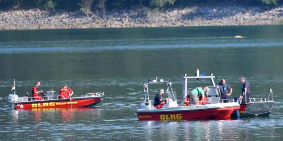 Einsatzkräfte der Feuerwehr und der DLRG suchen im Biggesee nach einem vermissten Mann. Foto: Markus Klümper