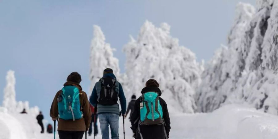 Für längere Wandertouren ist die entsprechende Bekleidung unerlässlich. Doch Deutschlands Outdoor-Bekleidungshersteller klagen über rückläufige Verkaufszahlen. Foto: Swen Pförtner/dpa