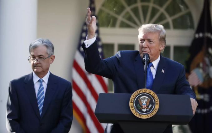 Wer wird sich am Ende durchsetzen? US-Präsident Trump oder Fed-Chef Jerome Powell (li.)? (Archivbild) Trump Powell