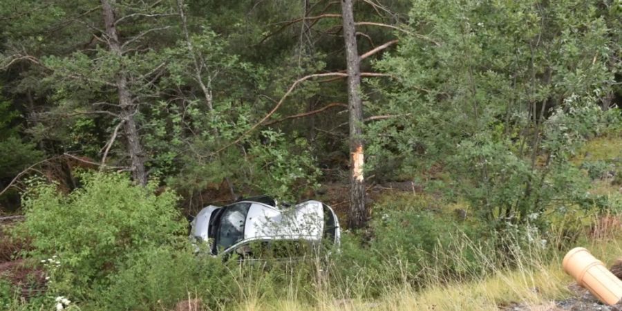 Acht Meter tief stürzte das Auto eines 18-Jährigen am Samstagmorgen in Brienz GR nach einem Selbstunfall in die Tiefe.