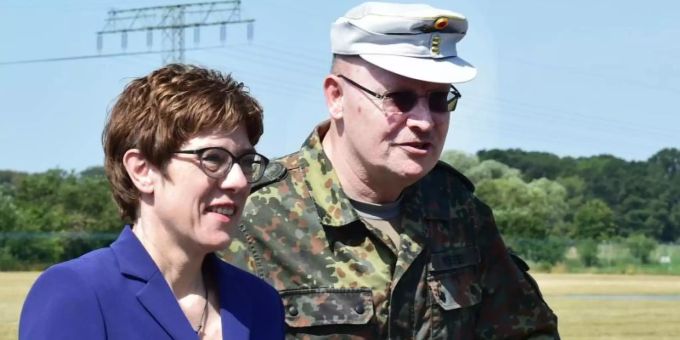 Verteidigungsministerin Annegret Kramp-Karrenbauer (CDU) spricht beim Besuch des Einsatzführungskommandos mit Generalleutnant Erich Pfeffer. Foto: Bernd Settnik Verteidigungsministerin Annegret Kramp-Karrenbauer (CDU) spricht beim Besuch des Einsatzführungskommandos mit Generalleutnant Erich Pfeffer. Foto: Bernd Settnik
