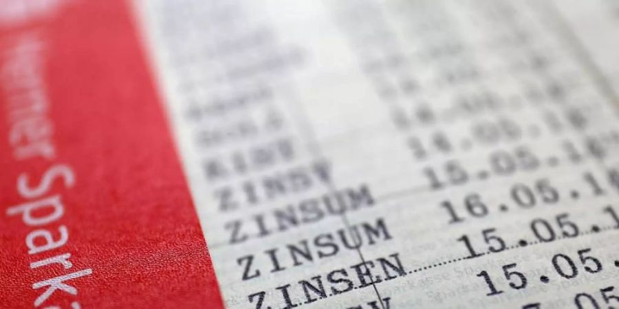 Niedrige Zinsen könnten für Bankkunden höhere Kontogebühren zur Folge haben. Foto: Oliver Berg