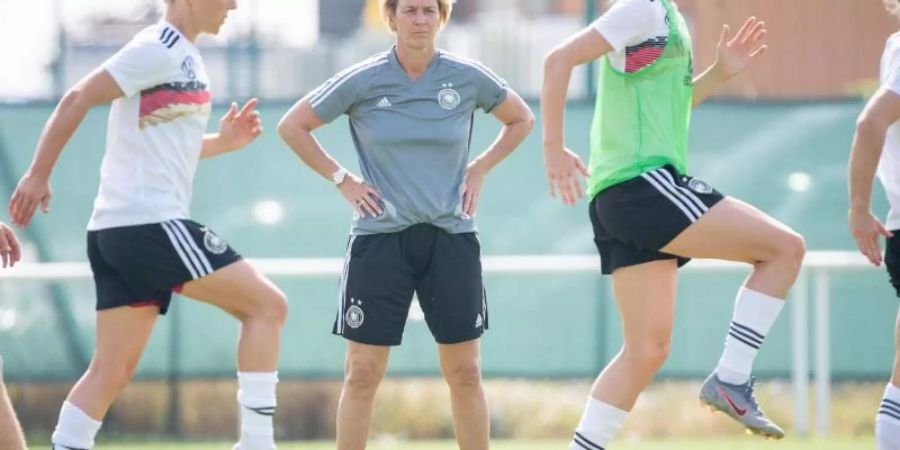 Die DFB-Frauen erwartet beim Spiel gegen Schweden grosse Hitze. Die Bundestrainerin geht damit gelassen um. Foto: Sebastian Gollnow