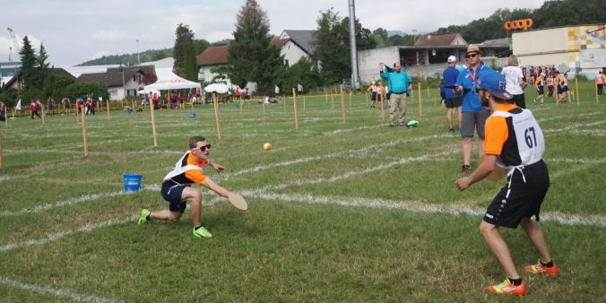 ...über das Feld zum zweiten Spieler (links) schlägt. Dieser lässt ihn vom Brett abprallen.