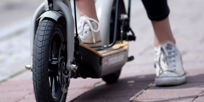 Eine Frau macht auf einem E-Scooter «Metz Moover» vor dem Geschäft von efuture eine Probefahrt. Foto: Sven Hoppe/Illustration Eine Frau macht auf einem E-Scooter «Metz Moover» vor dem Geschäft von efuture eine Probefahrt. Foto: Sven Hoppe/Illustration