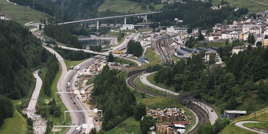 Auf der A2 bei Airolo TI ist ein Car in einen vor einem Rotlicht wartenden Lastwagen gefahren. Zwei Personen wurden dabei verletzt. (Archivbild)