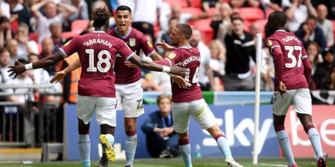 Aston Villa feiert den Aufstieg in die Premier League. Aston Villa