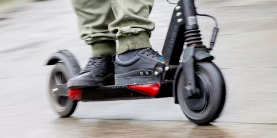 Mann auf einem E-Scooter