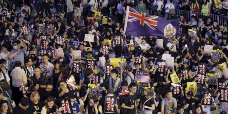 Demonstranten haben sich trotz einer verschärften Gangart Chinas erneut zu Protesten versammelt. Foto: Kin Cheung/AP