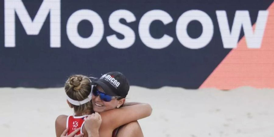 Karla Borger (l) und Julia Sude haben sich in Moskau für das Viertelfinale qualifiziert. Foto: Pavel Golovkin/AP