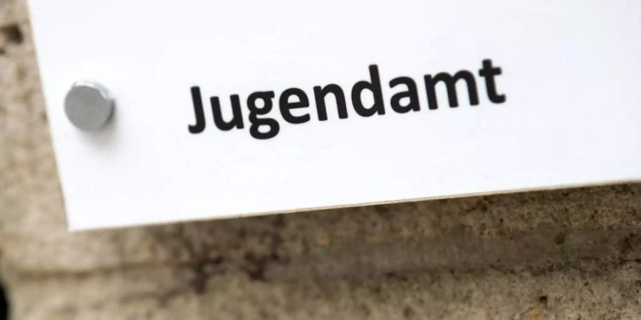 Die gemeinsamen Kinder des Paares werden nun vom Regensburger Jugendamt betreut. (Symbolbild)