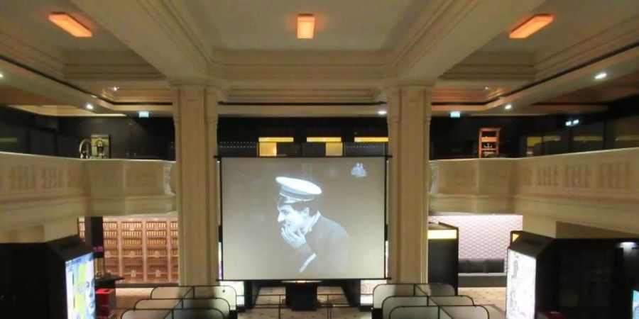 Im Tresorsaal des Pariser Wirtschaftsmuseums werden Ausschnitte aus dem Kurzfilm «Die Bank» von und mit Charlie Chaplin gezeigt. Foto: Sabine Glaubitz