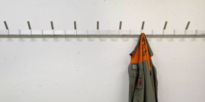 Jacke eines Zivilschützers an der Garderobe: Er darf im Gegensatz zu Armeeangehörigen seinen Dienst nicht am Stück leisten. (Themenbild) Jacke eines Zivilschützers an der Garderobe: Er darf im Gegensatz zu Armeeangehörigen seinen Dienst nicht am Stück leisten. (Themenbild)