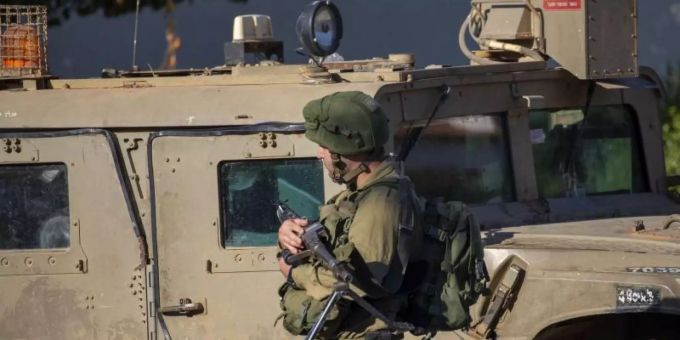 Ein israelischer Soldat an der Grenze zwischen Israel und Libanon. Die Spannungen zwischen Israel und der Hisbollah haben in den vergangenen Wochen zugenommen. Foto: Ariel Schalit/AP/Archiv Ein israelischer Soldat an der Grenze zwischen Israel und Libanon. Die Spannungen zwischen Israel und der Hisbollah haben in den vergangenen Wochen zugenommen. Foto: Ariel Schalit/AP/Archiv