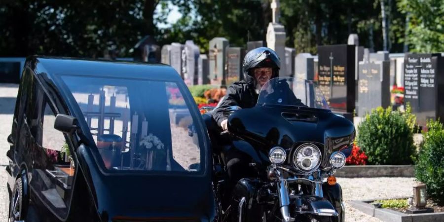 Der Bestatter Wolfgang Frisch fährt mit seiner umgebauten Harley-Davidson nebst Beiwagen auf den Friedhof. Foto: Sven Hoppe