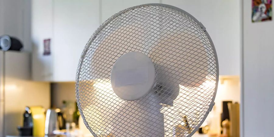 Die Verkäufe von Ventilatoren und Klimageräte sind dank heissen Sommertagen stark angestiegen. (Archivbild)