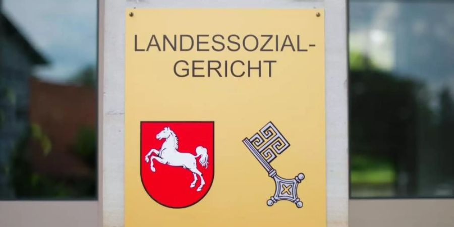 Die gesetzliche Krankenversicherung muss keine Entfernung der Brustdrüsen samt Rekonstruktion mit Implantaten wegen Krebsangst bezahlen. Foto: Julian Stratenschulte/dpa