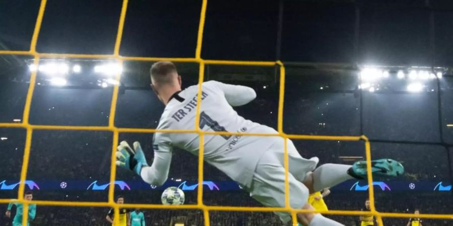 Barcelonas Keeper Marc-André ter Stege parierte den Elfmeter von Dortmunds Marco Reus. Foto: Bernd Thissen