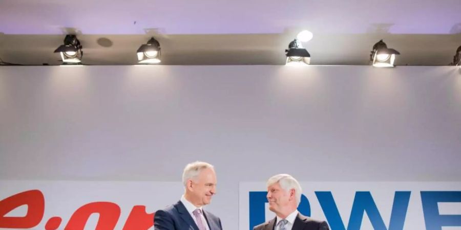 Rolf Martin Schmitz (r), Vorstandsvorsitzender von RWE, und Johannes Teyssen, Vorstandsvorsitzender von Eon, bei einer gemeinsamen Pressekonferenz. Foto: Rolf Vennenbernd/Archiv