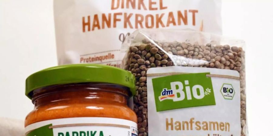 Die Drogeriekette dm führt inzwischen 40 Hanf-Produkte. Bei den aus Hanfsamen hergestellten Artikeln gibt es kein Gesundheitsrisiko. Foto: Uli Deck/dpa