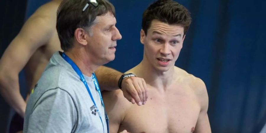 Rekordeuropameister Patrick Hausding und Wassersprung-Bundestrainer Lutz Buschkow. Foto: Jens Büttner