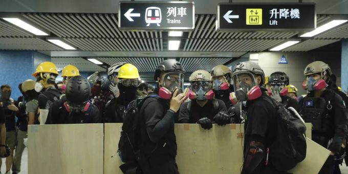 Demonstranten mit Gasmasken stehen am 04.08.19 in der U-Bahn in Hongkong auf ihrem Weg zur Polizeistation. Hongkong Proteste