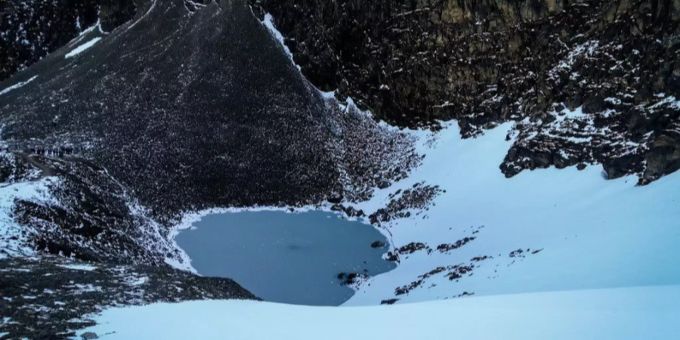 Der kleine Roopkund Lake im indischen Himalaya. roopkund lake