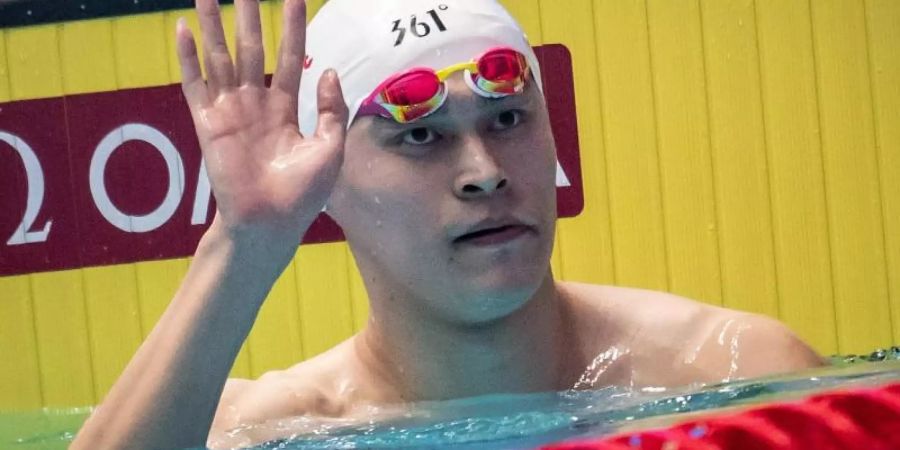 Hat über 400 Meter Freistil gewonnen: Sun Yang aus China winkt nach seinem Rennen. Foto: Bernd Thissen