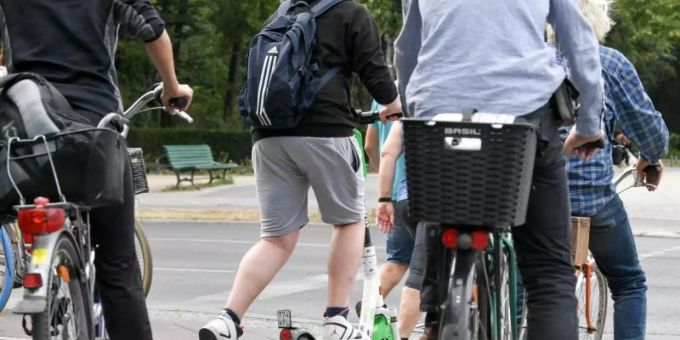 E-Tretroller dürfen auf Radwegen, Radfahrstreifen und in Fahrradstrassen gefahren werden - nicht aber auf dem Gehweg. Foto: Jens Kalaene E-Tretroller dürfen auf Radwegen, Radfahrstreifen und in Fahrradstrassen gefahren werden - nicht aber auf dem Gehweg. Foto: Jens Kalaene