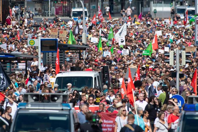 Tausende Menschen demonstrierten in Kassel gegen einen Aufzug Rechtsextremer. Kassel