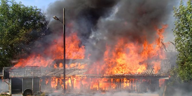 Der Brand griff auf das ganze Gebäude und die angrenzenden Bäume über.