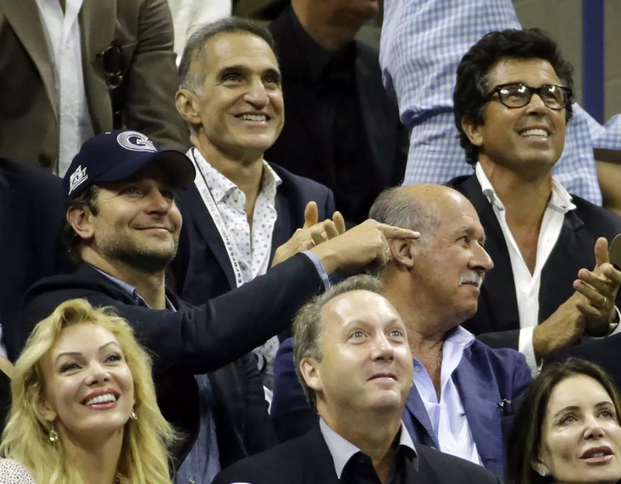 Bradley Cooper fiebert 2015 mit in New York mit Roger Federer mit.