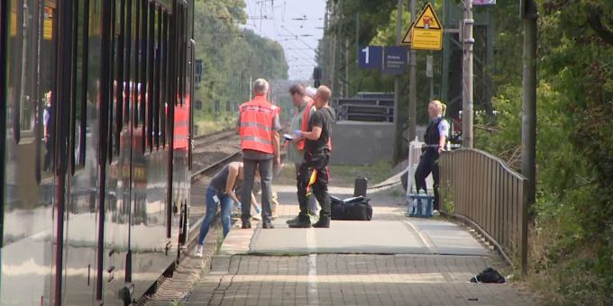 Opfer (†34) stirbt - Mann schubst Frau vor einfahrenden Zug