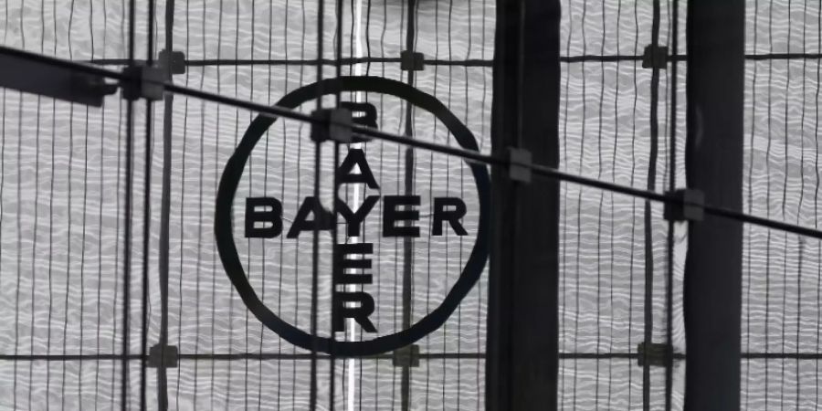 Logo von Bayer am Hauptsitz in Leverkusen