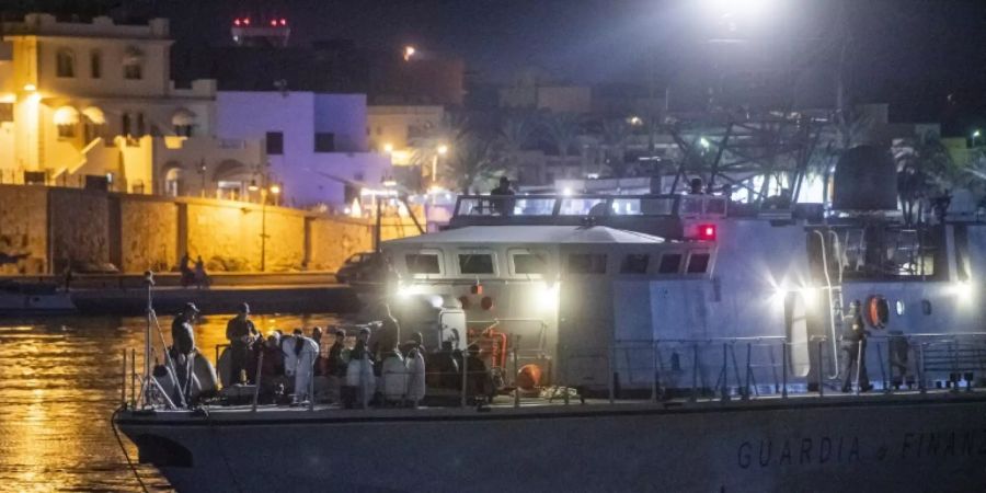 Schiff der Küstenwache mit Migranten der «Ocean Viking»