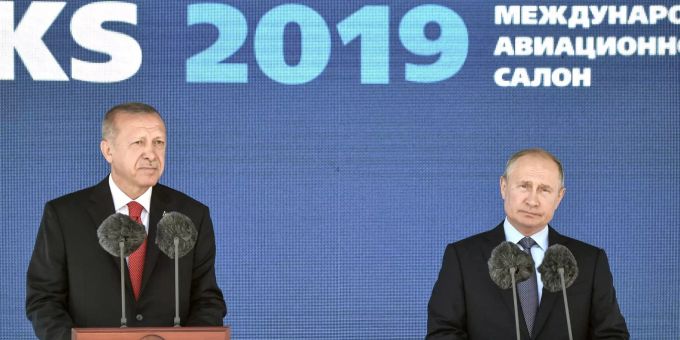 Recep Tayyip Erdogan (l.) und Wladimir Putin sprechen auf einem Podium während der Internationalen Luft- und Raumfahrtmesse (MAKS). erdogan putin