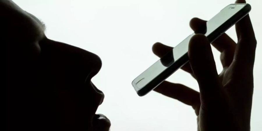 Apple will künftig die Nutzer des Sprachassistenten Siri um eine Erlaubnis zum nachträglichen Anhören von Mitschnitten bitten. Foto: Alexander Heinl