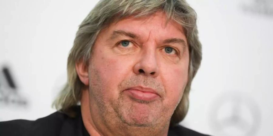 DFB-Vizepräsident Ronny Zimmermann blickt 2018 während einer Pressekonferenz von DFB und DFL in die Runde. Foto: Arne Dedert/dpa
