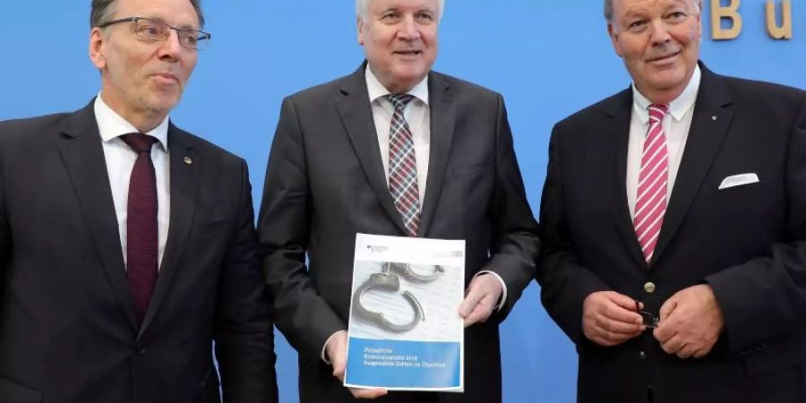BKA-Präsident Münch (l-r), Bundesinnenminister Seehofer und Schleswig-Holsteins Innenminister Grote stellen in Berlin die Polizeiliche Kriminalstatistik (PKS) 2018 vor. Grote Foto: Wolfgang Kumm/dpa