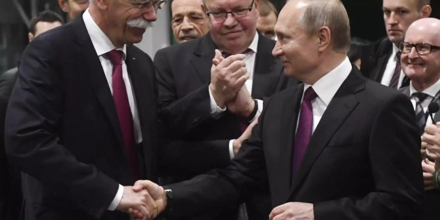 Daimler-Chef Dieter Zetsche, Russlands Präsident Wladimir Putin und Wirtschaftsminister Peter Altmaier bei der Eröffnung des Mercedes-Benz Werks im Industriepark Yesipovo bei Moskau. Foto: Alexey Kudenko/Sputnik