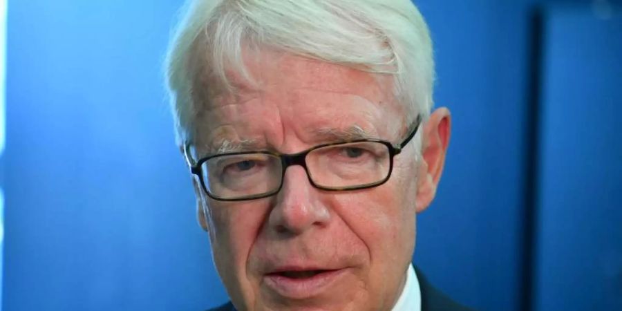 Will am Saisonende Borussia Dortmund dort sehen, wo der Bundesligaverein jetzt steht: BVB-Präsident Reinhard Rauball. Foto: Soeren Stache/dpa