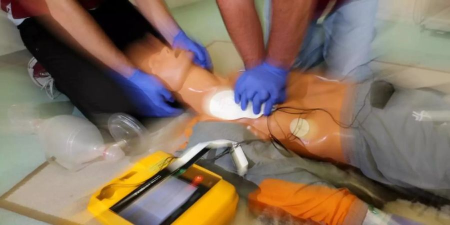 Reanimation an einer Übungspuppe: Ersthelfer sind oft schneller am Unfallort als der Rettungsdienst und können so Leben retten. Foto: Jan Woitas