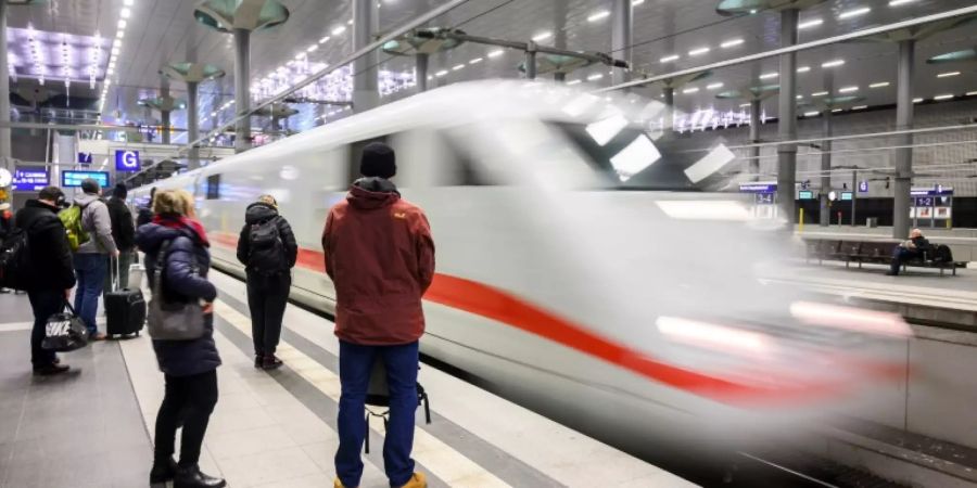 ICE fährt in den Berliner Hauptbahnhof ein