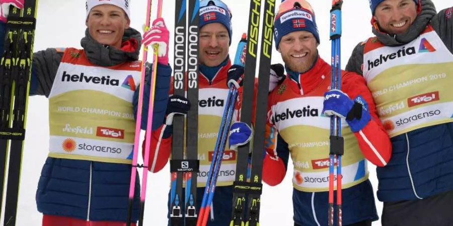 Die norwegischen Langläufer jubeln über den Sieg über 4 x 10 Kilometer in Seefeld. Foto: Hendrik Schmidt