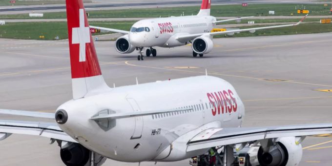 Ein Airbus A220-30 (h.) der Swiss rollt am 18.09.18 über den Flughafen Zürich in Kloten. Swiss Flughafen Zürich Klimastreik