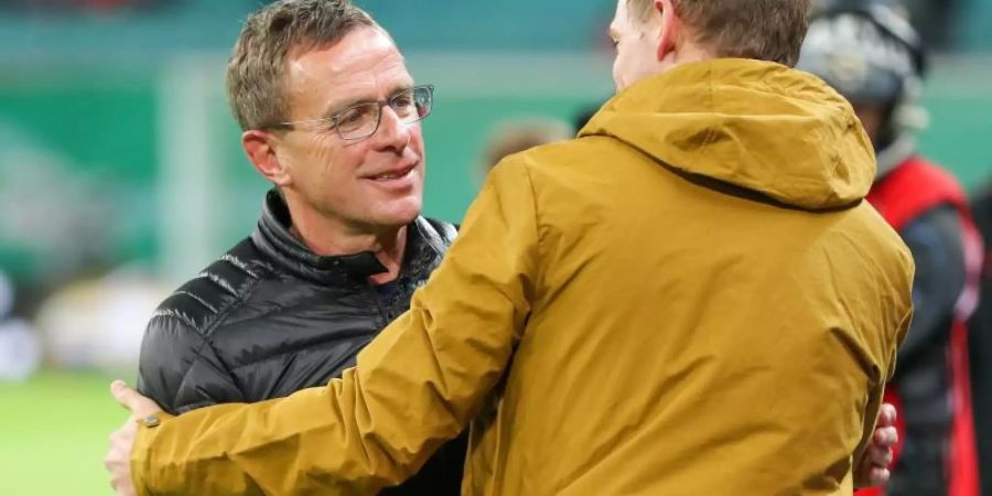 Leipzigs Trainer und Sportdirektor Rangnick (l) wird von Hoffenheims Coach Nagelsmann begrüsst. Foto: Jan Woitas