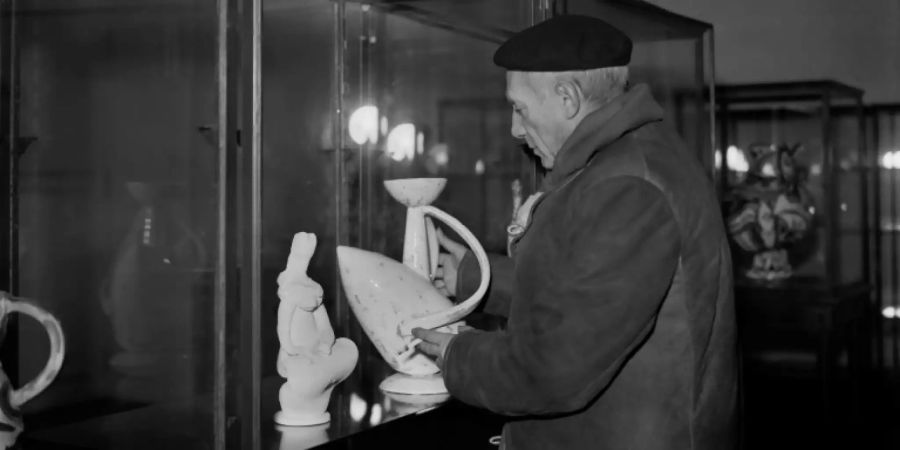 Pablo Picasso betrachtet von ihm gestaltete Gefässe