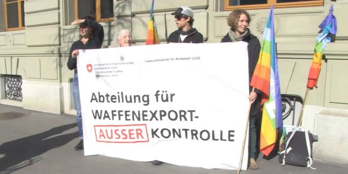 Die Gesellschaft Schweiz ohne Armee protestiert vor dem Bundeshaus. (Archivbild) GSOA_Waffenexporte