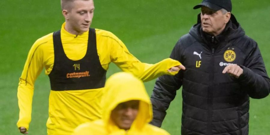 Dortmunds Trainer Lucien Favre (hinten r) spricht beim Training mit Marco Reus. Foto (Archiv): Bernd Thissen Foto: Bernd Thissen